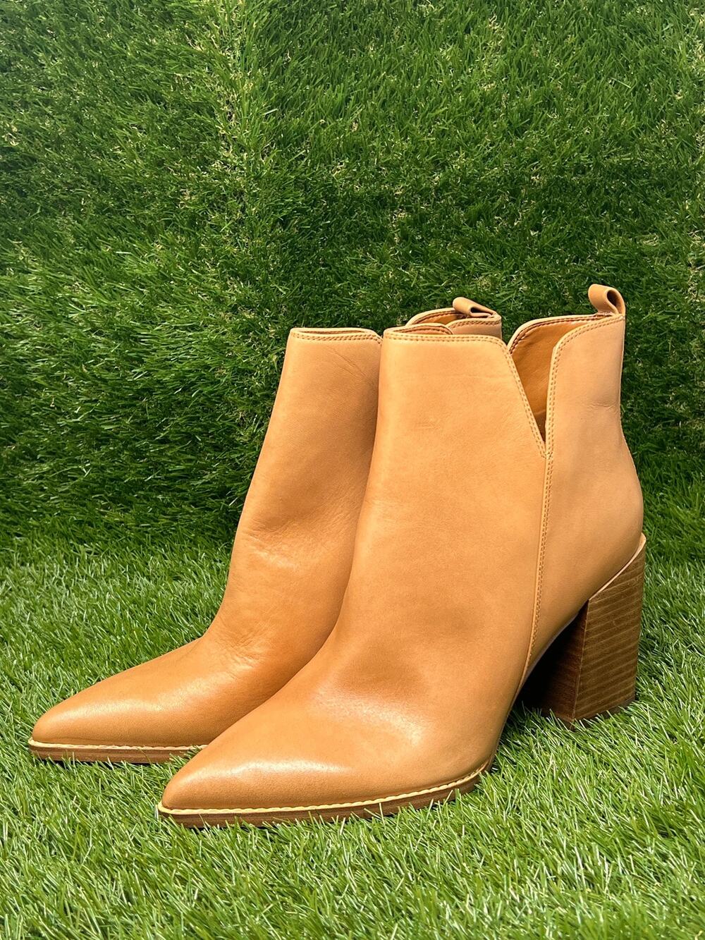 Nine West Women's 9.5M Birds Block Heel Ankle Boots Caramel